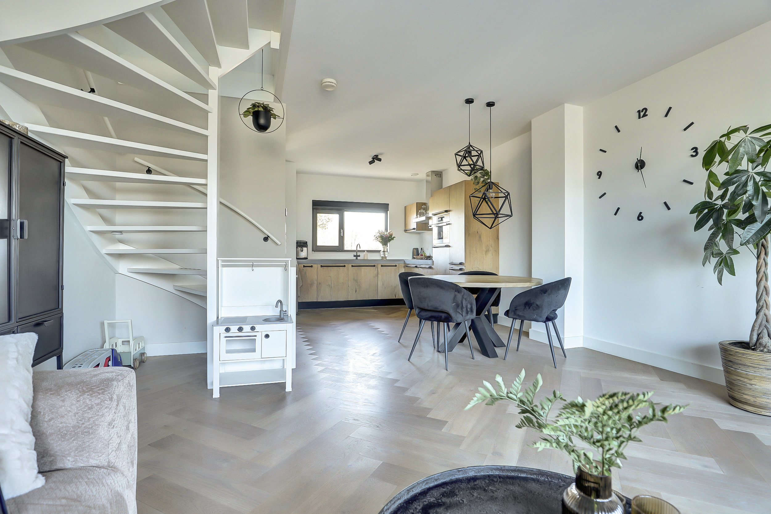 '$houseDetails->street_name'.' '.'$houseDetails->number'