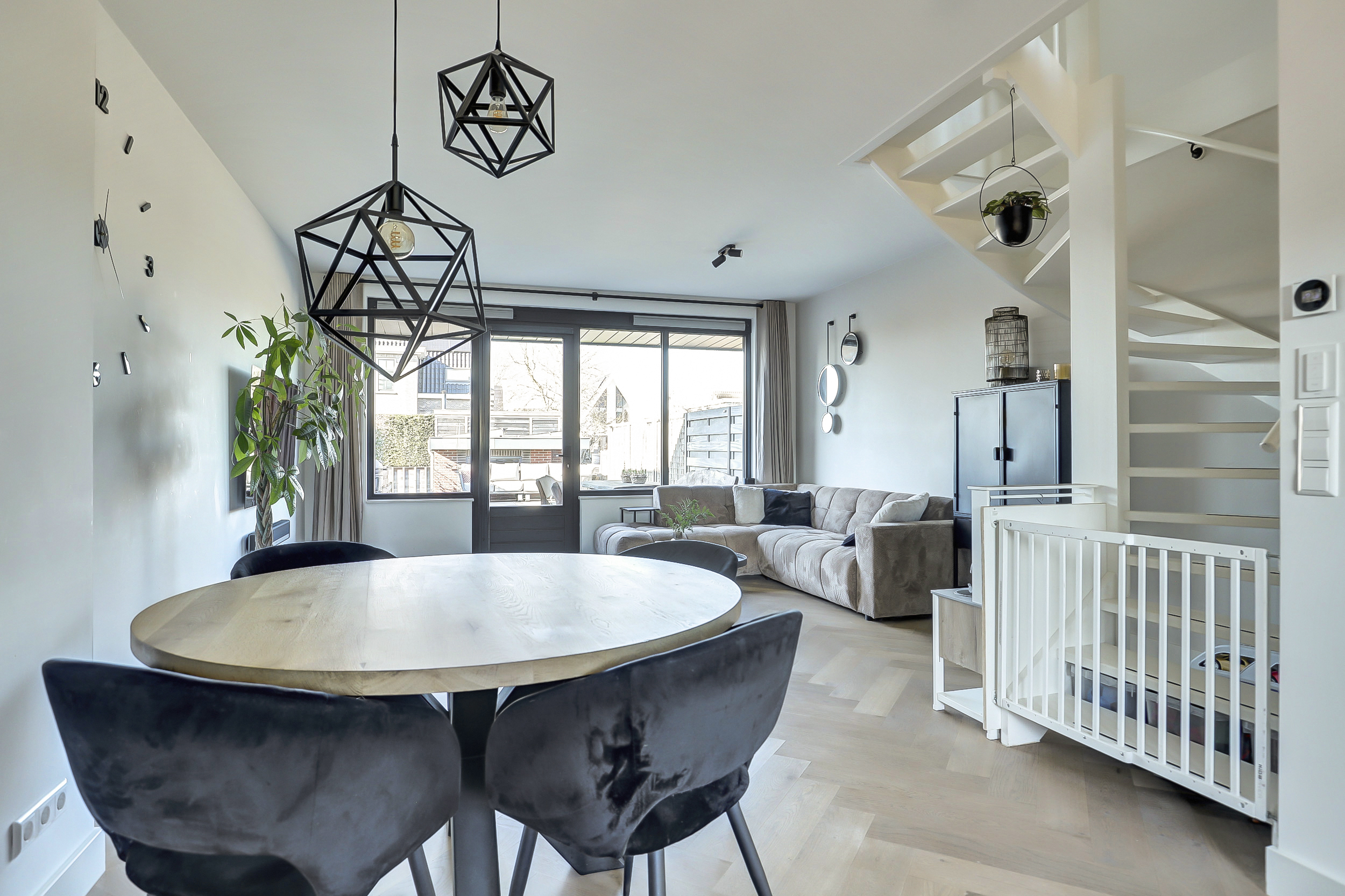 '$houseDetails->street_name'.' '.'$houseDetails->number'