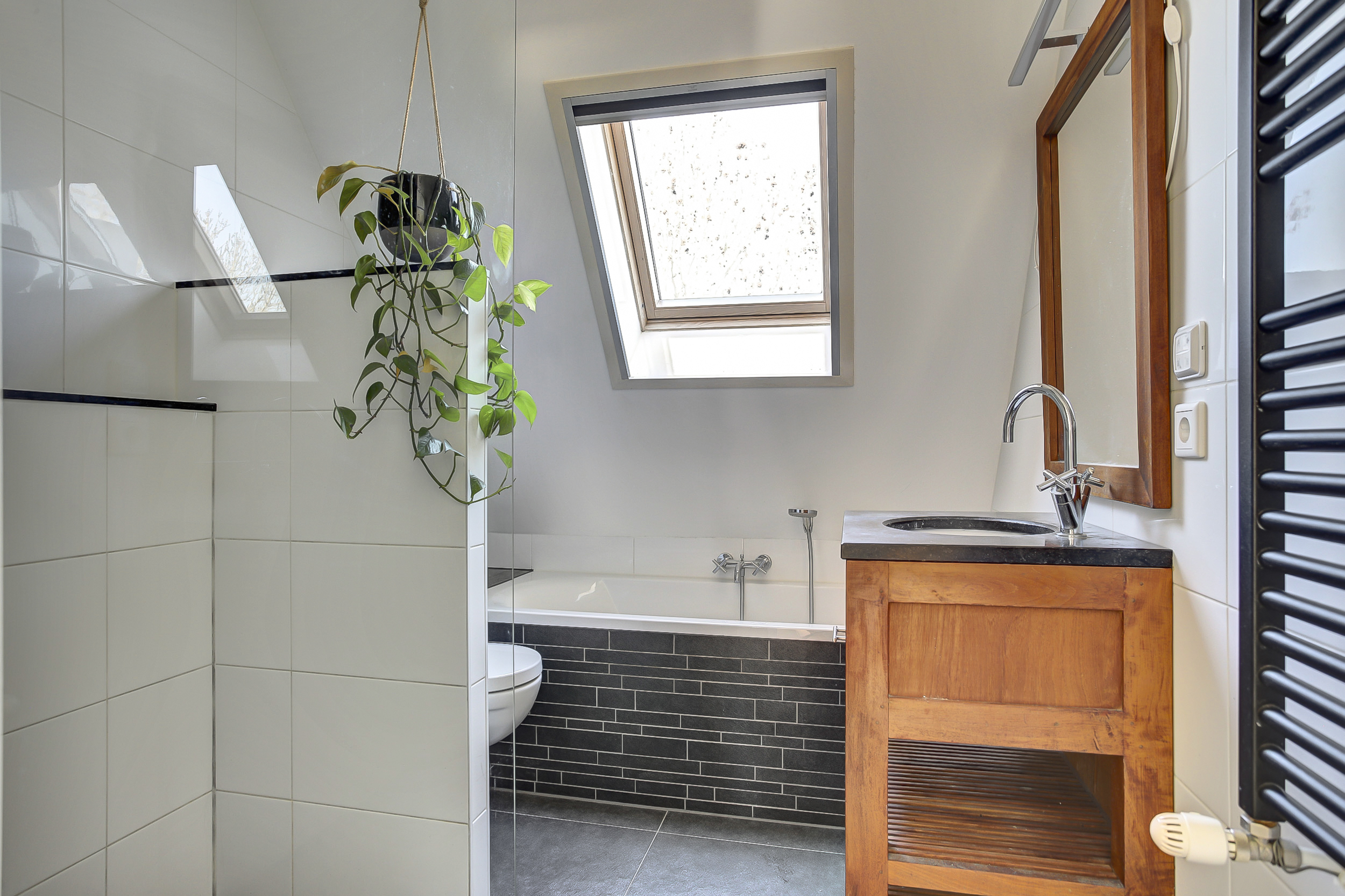 '$houseDetails->street_name'.' '.'$houseDetails->number'