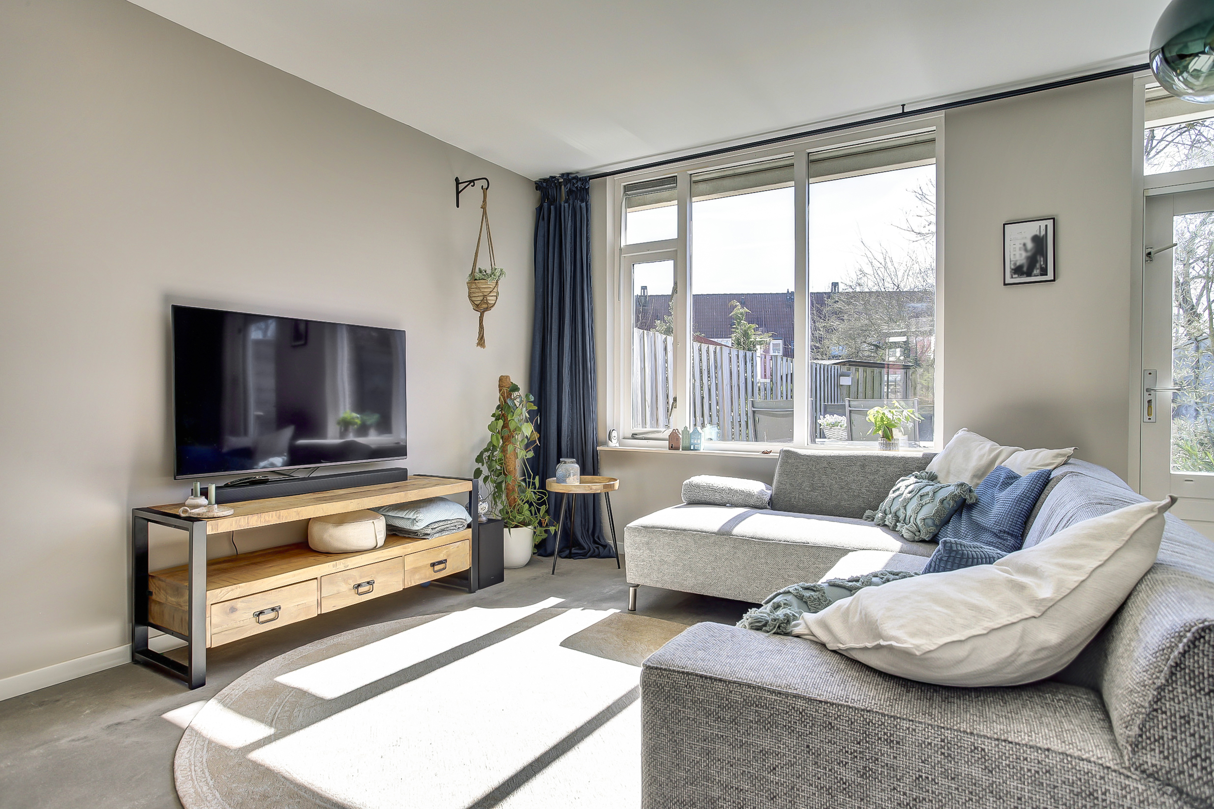 '$houseDetails->street_name'.' '.'$houseDetails->number'