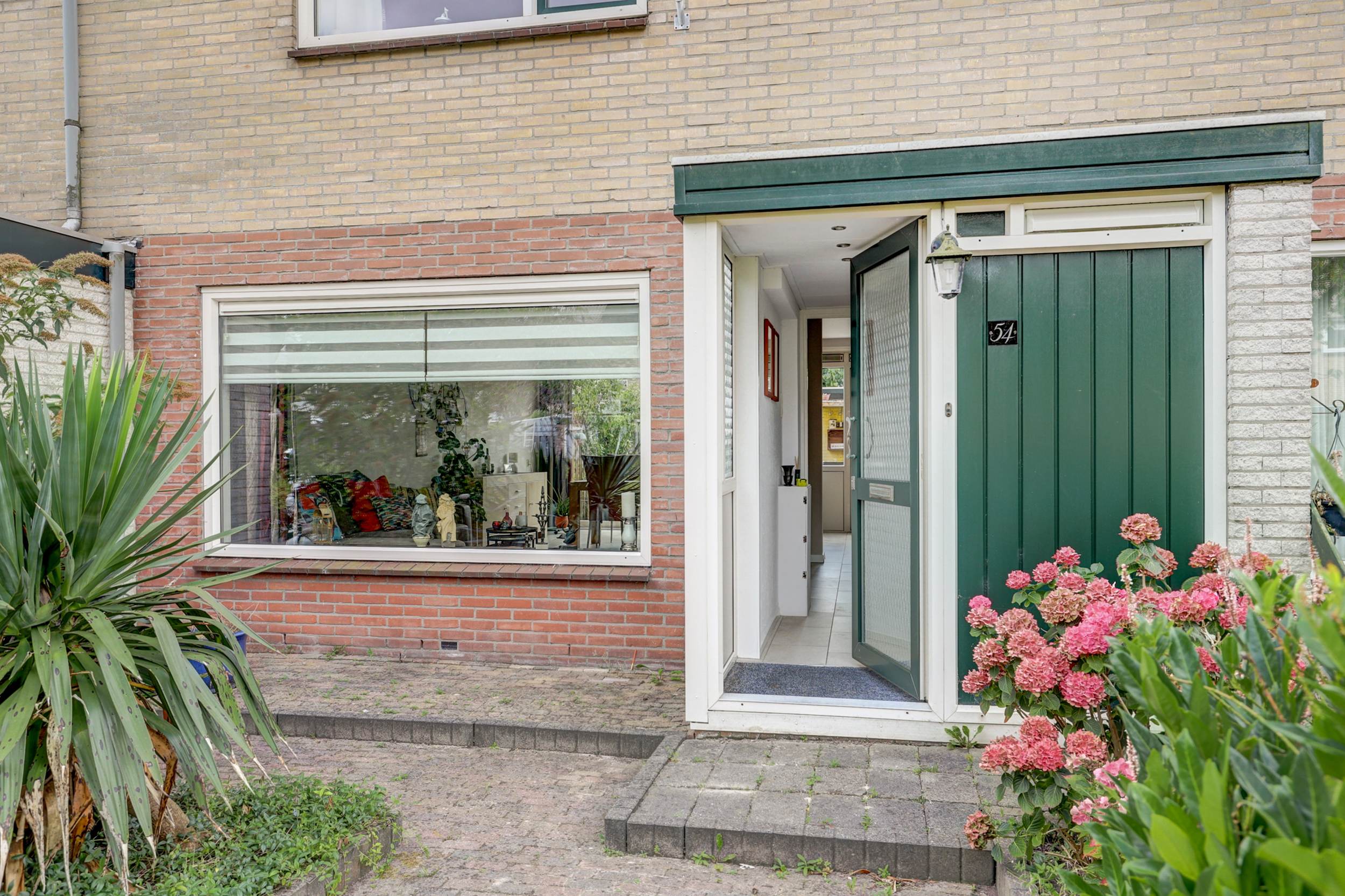 '$houseDetails->street_name'.' '.'$houseDetails->number'