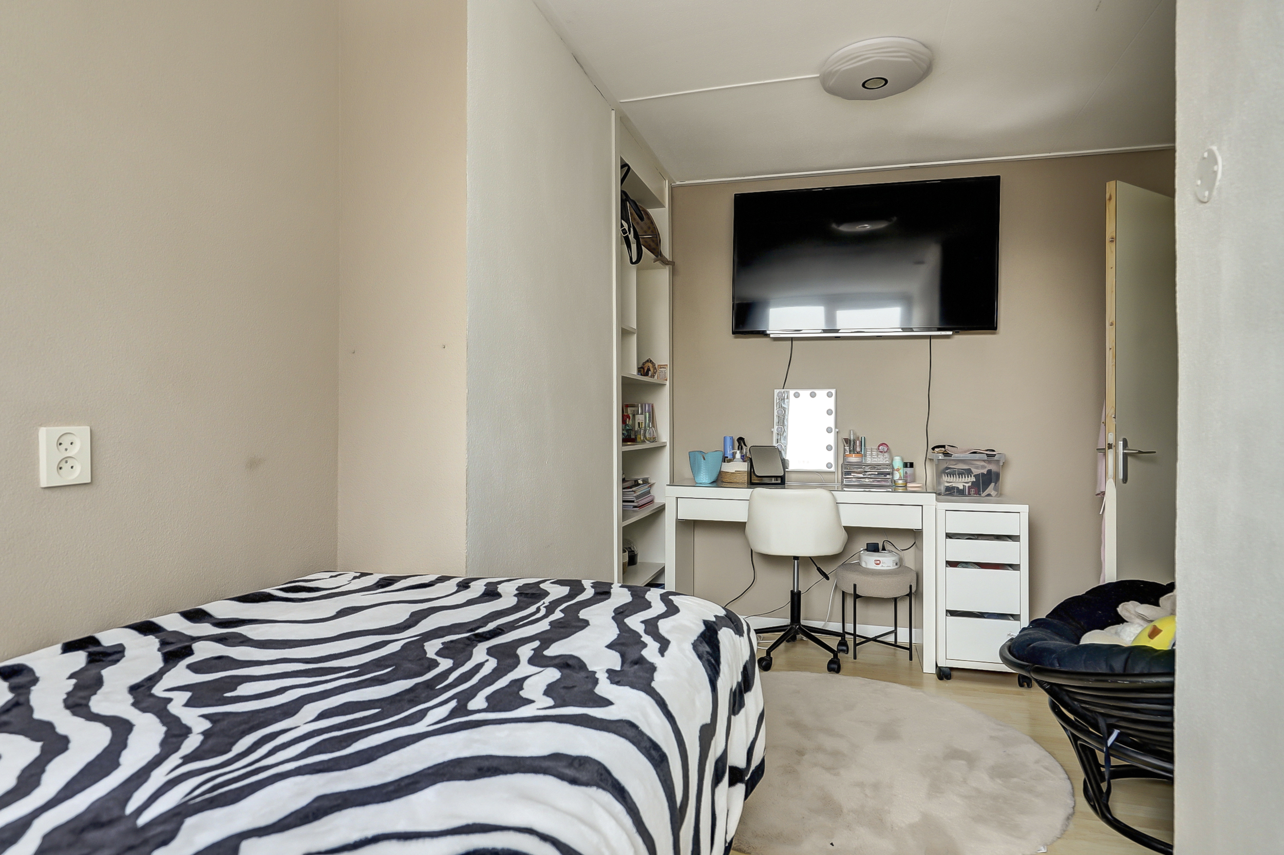 '$houseDetails->street_name'.' '.'$houseDetails->number'