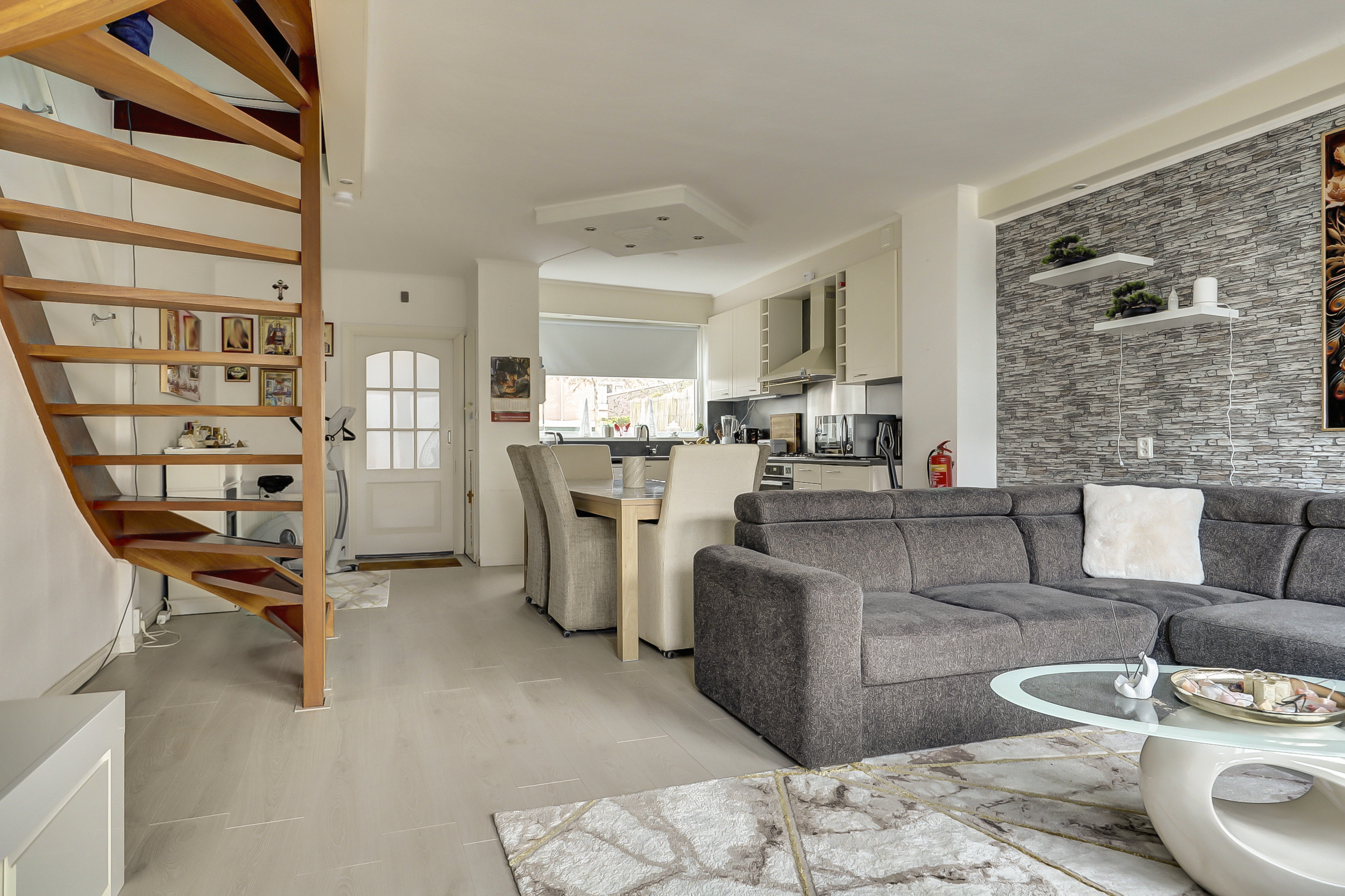 '$houseDetails->street_name'.' '.'$houseDetails->number'